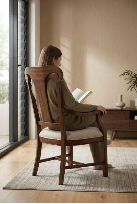 Silla clásica de comedor de madera marrón con reposabrazos.