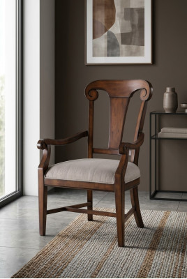 Silla clásica de comedor de madera marrón con reposabrazos.