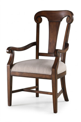 Silla clásica de comedor de madera marrón con reposabrazos.