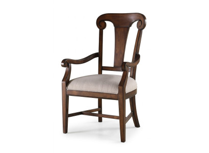 Silla clásica de comedor de madera marrón con reposabrazos.