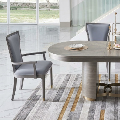 Conjunto de 4 sillas de diseñador para comedor con respaldo acolchado y asiento tapizado.
