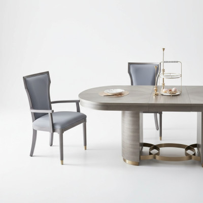 Conjunto de 4 sillas de diseñador para comedor con respaldo acolchado y asiento tapizado.