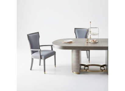 Conjunto de 4 sillas de diseñador para comedor con respaldo acolchado y asiento tapizado.