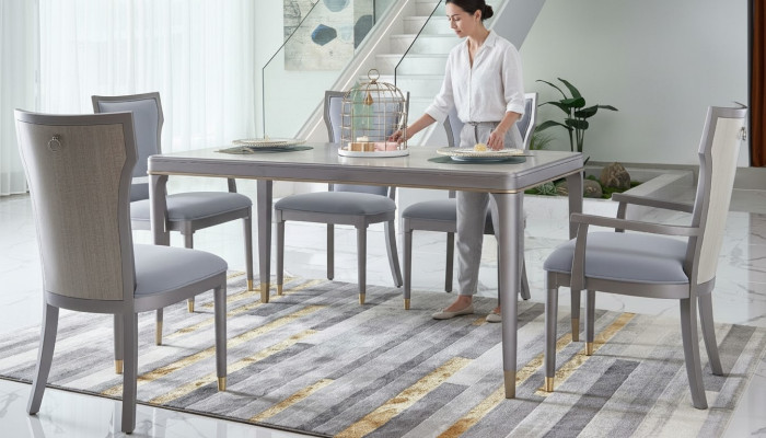Sillas de madera para comedor con grupo de sillas acolchadas.