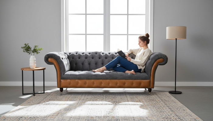 Sofá Chesterfield de tela gris de 3 plazas en tela gris.