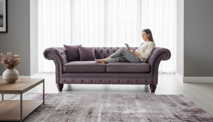 Sofá Chesterfield tapizado clásico de cuero y textil de 3 plazas.
