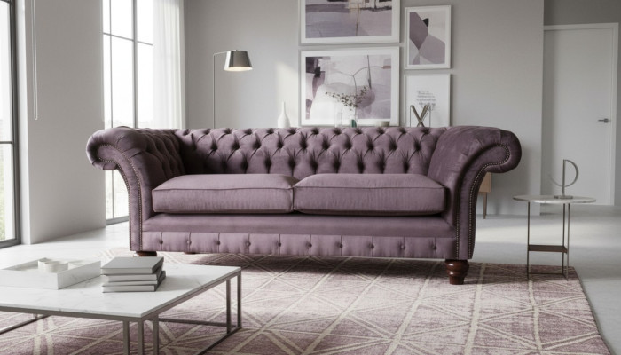 Sofá Chesterfield tapizado clásico de cuero y textil de 3 plazas.