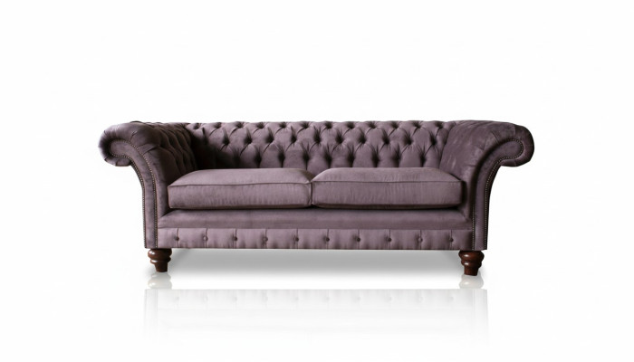 Sofá Chesterfield tapizado clásico de cuero y textil de 3 plazas.