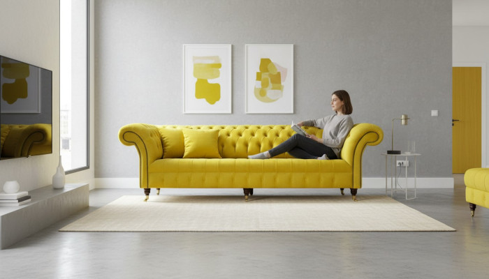Sofá amarillo de 4 plazas Chesterfield con tapicería de cuero y tela amarilla.