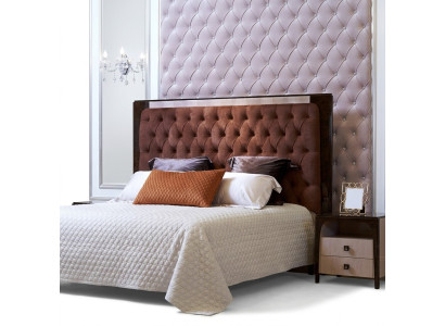 Cama de lujo con diseño acolchado doble para habitaciones de hotel matrimonial.