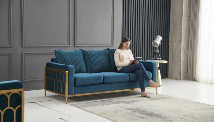Sofá de diseño de tres plazas, moderno y acolchado, para la decoración de salas de estar.