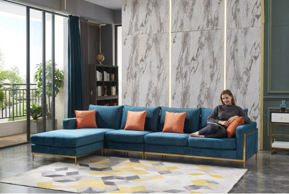 Sofá de esquina en forma de L con juego de sillones decorativos modernos de cuero nuevo.