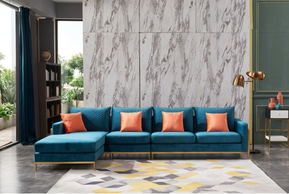 Sofá de esquina en forma de L con juego de sillones decorativos modernos de cuero nuevo.