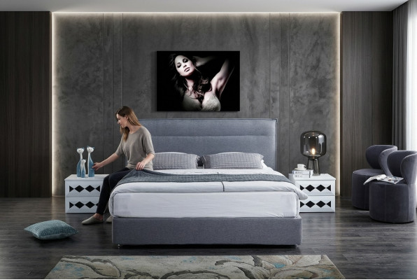Cama de lujo con somier tapizado de tela azul del hotel. Muebles de dormitorio de diseño doble.