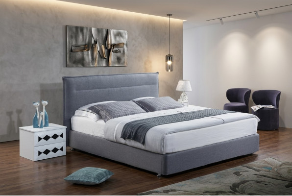 Cama de lujo con somier tapizado de tela azul del hotel. Muebles de dormitorio de diseño doble.