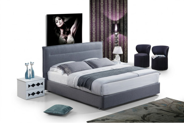 Cama de lujo con somier tapizado de tela azul del hotel. Muebles de dormitorio de diseño doble.