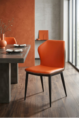 Juego de sillas tapizadas modernas para comedor con asientos de cuero y madera.