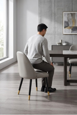 Una silla incomparable en gris para el comedor de estilo moderno.
