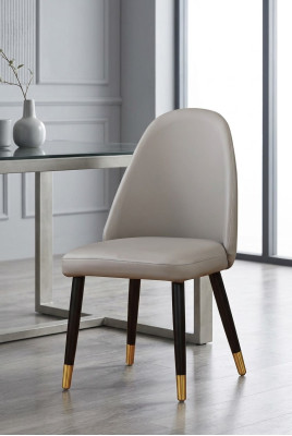 Una silla incomparable en gris para el comedor de estilo moderno.