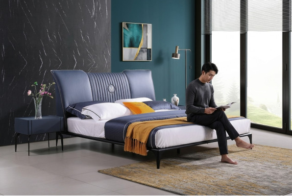 Muebles de dormitorio, set de 3 piezas. Cama de hotel + 2 mesitas de noche. Camas de alto brillo Italia.