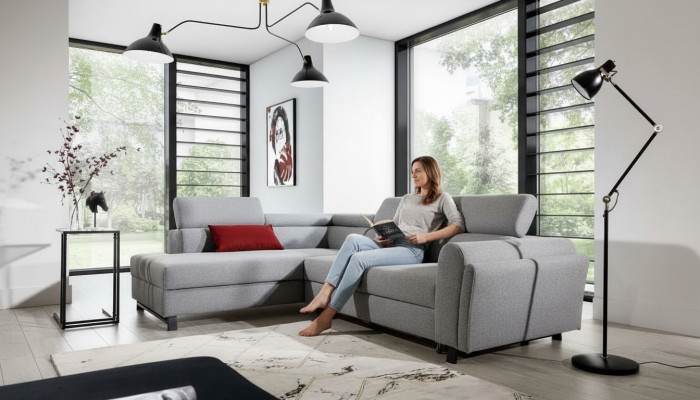 Conjunto de sofá en forma de L con sillón moderno y tapizado textil.