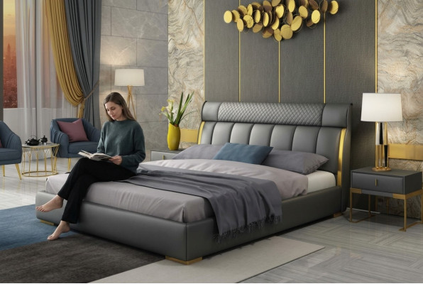Moderno dormitorio de cuero gris con incrustaciones de acero inoxidable dorado.