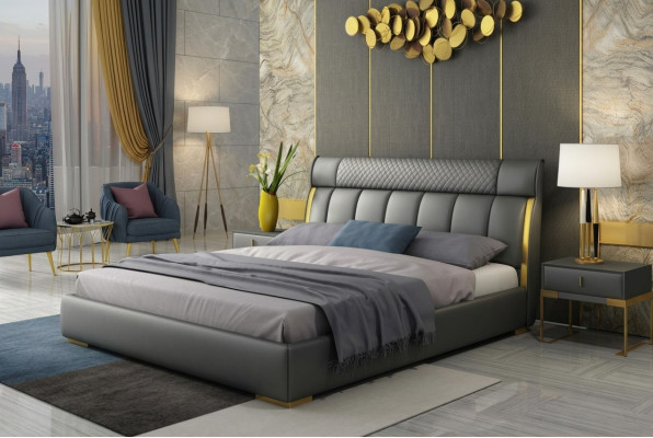 Moderno dormitorio de cuero gris con incrustaciones de acero inoxidable dorado.