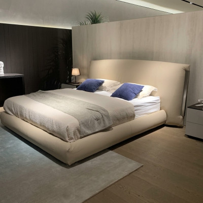 Diseño de cama de lujo para hotel clásico doble. Luxuosas habitaciones de lujo en Italia.