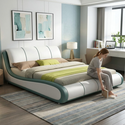 Cama de diseño en dormitorio de lujo Cama doble de cuero de hotel tapizada.