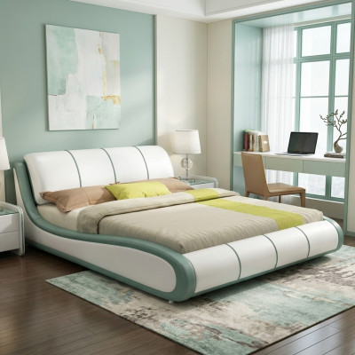 Cama de diseño en dormitorio de lujo Cama doble de cuero de hotel tapizada.