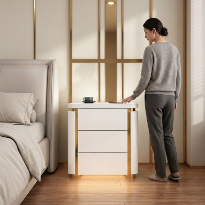 Diseño de mesa de noche. Consola de metal brillante. Mesas y consolas de dormitorio.