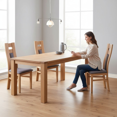 Grupo conjunto de lujo de sillas de madera maciza con cojines y respaldos. Juego de 4 sillas.