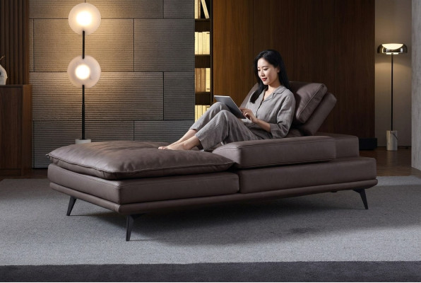 Muebles de salón para sala de estar, diseño moderno, sofá de cuero marrón con chaise longue.