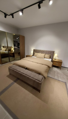 Dormitorio de lujo cama doble diseño elegante moderno cama nueva hotel