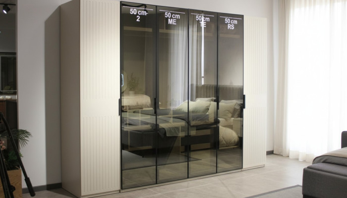 Moderno y nuevo dormitorio con armario de alta calidad y diseño elegante.
