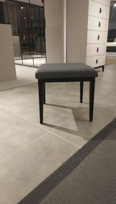 Cómodo y elegante taburete moderno para dormitorio textil nuevo.