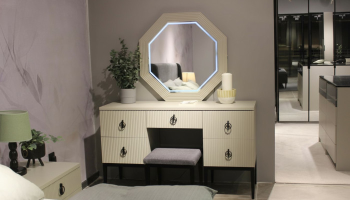 Práctico, moderno y nuevo, tocador de dormitorio con espejo y taburete.