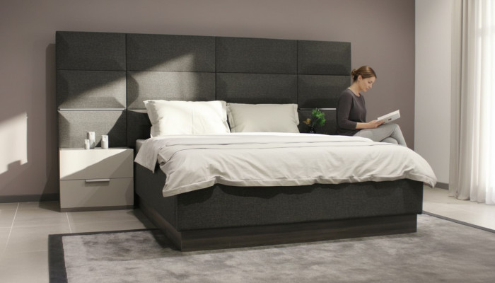Juego de dormitorio de lujo. Cama de diseñador con 2 mesitas de noche de madera. Completamente nuevo, 3 piezas.