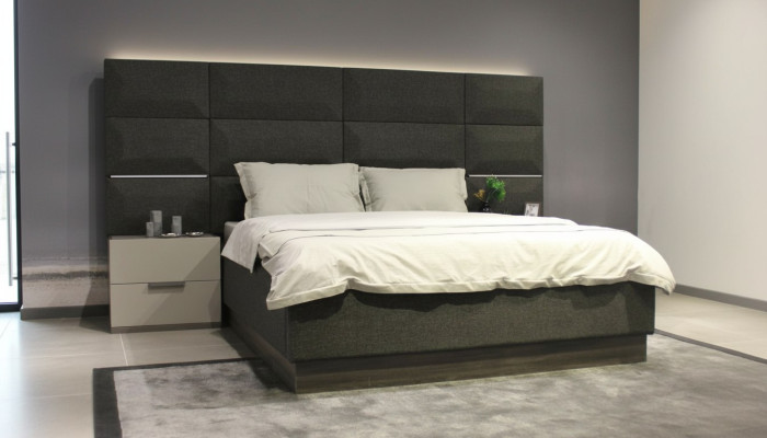 Juego de dormitorio de lujo. Cama de diseñador con 2 mesitas de noche de madera. Completamente nuevo, 3 piezas.