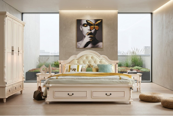 Cama doble Chesterfield y 2 mesitas de noche en patas torneadas.