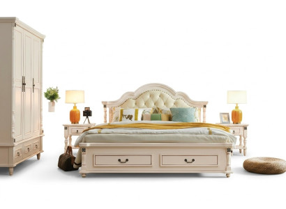 Cama doble Chesterfield y 2 mesitas de noche en patas torneadas.