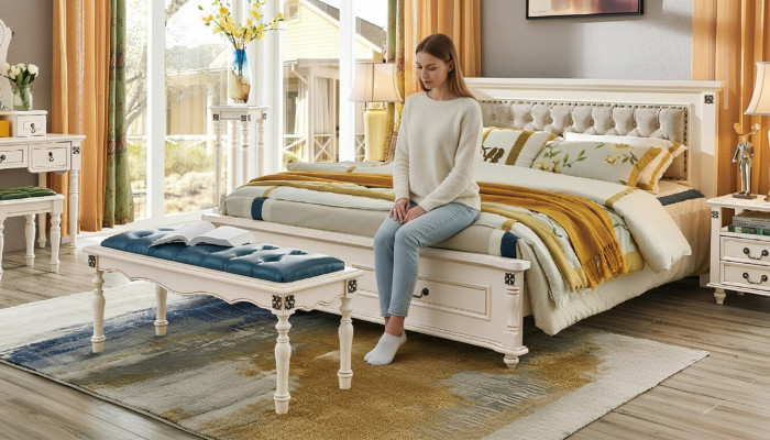 Cama doble elegante con un diseño de madera lujoso y cabecero acolchado.