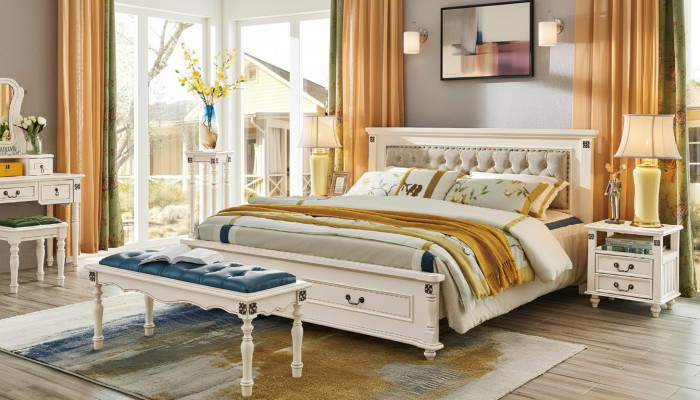 Cama doble elegante con un diseño de madera lujoso y cabecero acolchado.