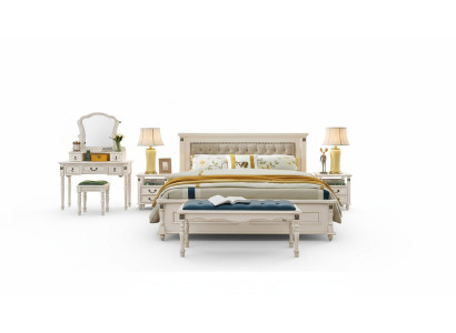 Cama doble elegante con un diseño de madera lujoso y cabecero acolchado.