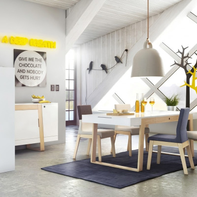 4 sillas de comedor tapizadas de tela de lujo de madera.