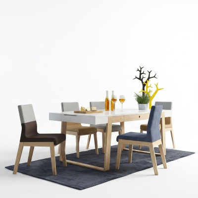 4 sillas de comedor tapizadas de tela de lujo de madera.
