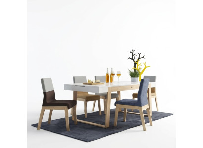 4 sillas de comedor tapizadas de tela de lujo de madera.