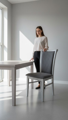 Silla de comedor de madera gris con tela de respaldo de diseño relajado de Italia.