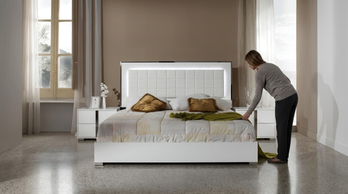 Cama de madera con mesitas modernas 3 piezas