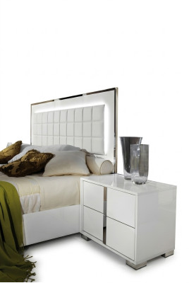Mesita de noche de diseño moderno en madera blanca